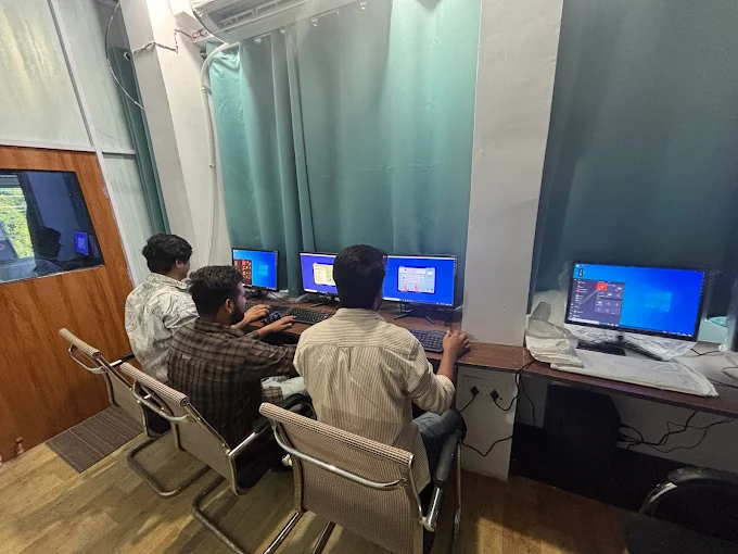 Practical computer training session at SkillEdge Career Institute Aligarh